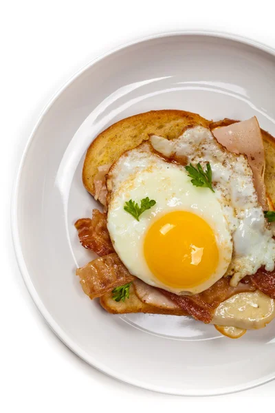 Smörgås med stekt ägg — Stockfoto