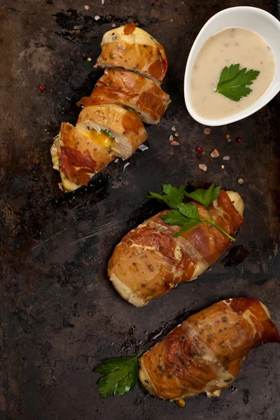 Poulet enveloppé de prosciutto — Photo