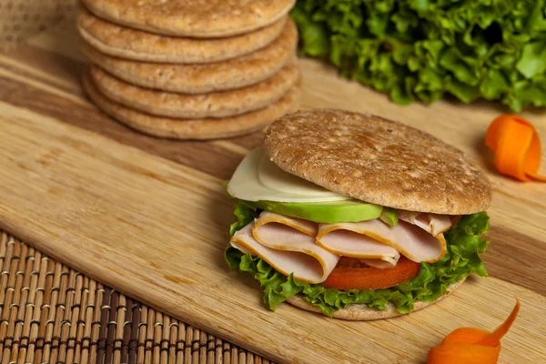 Hele tarwe dunne Sandwich Roll — Stockfoto