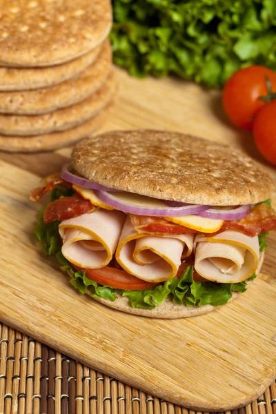 Hele tarwe dunne Sandwich Roll — Stockfoto