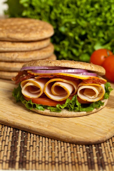 Hele tarwe dunne Sandwich Roll — Stockfoto