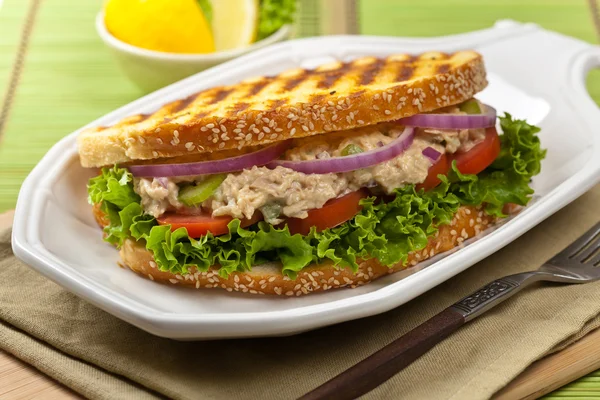 Tuna Panini smörgås — Stockfoto