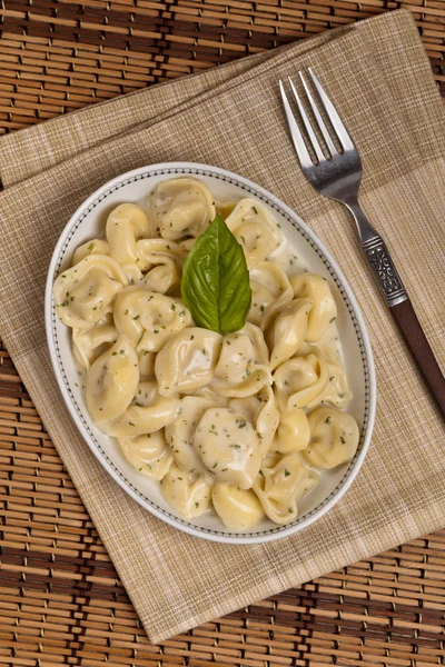 Tortelliniφθινόπωρο φύλλωμα στο φόντο του ουρανού — Fotografia de Stock