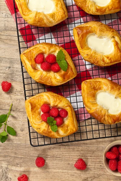 Raspberry pastries — Stock Photo, Image