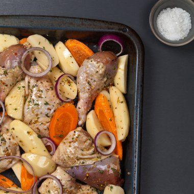 Çiğ tavuk kızartma tavası