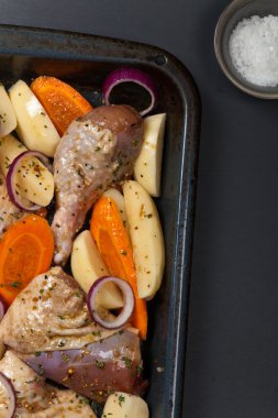 Çiğ tavuk kızartma tavası