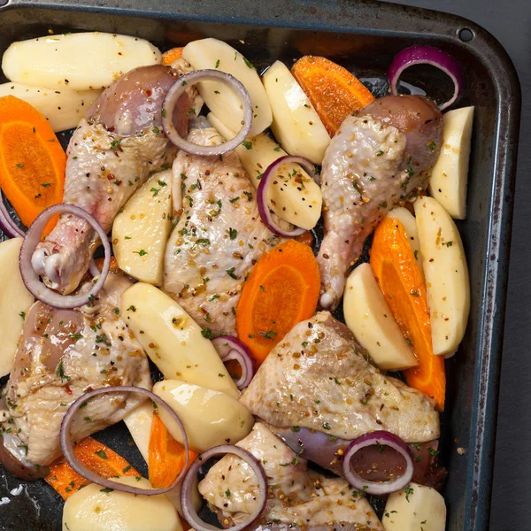 Koekenpan met rauwe kip — Stockfoto