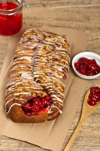 Vakantie brood met kersen — Stockfoto