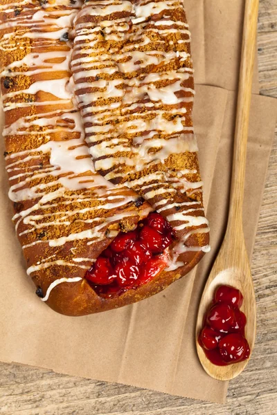 Feiertagsbrot mit Kirschen — Stockfoto