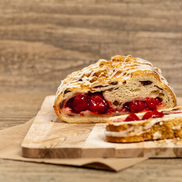 Pan de vacaciones con cerezas —  Fotos de Stock