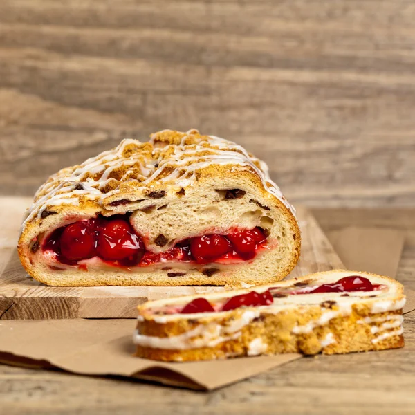 Pan de vacaciones con cerezas —  Fotos de Stock