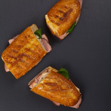 jambonlu peynirli sandviç