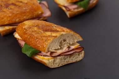 jambonlu peynirli sandviç