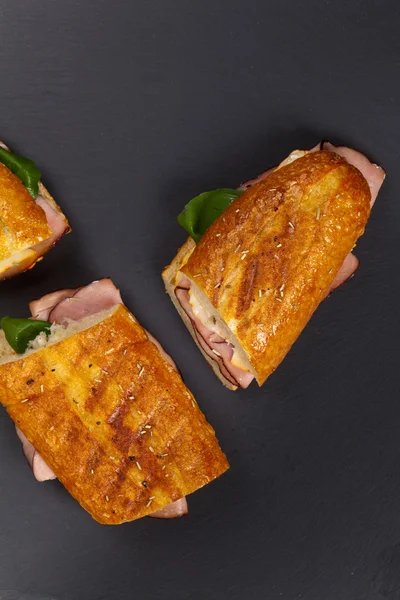 Smörgås med skinka och ost — Stockfoto