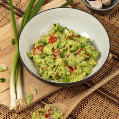 Guacamole yeşil soğan ile