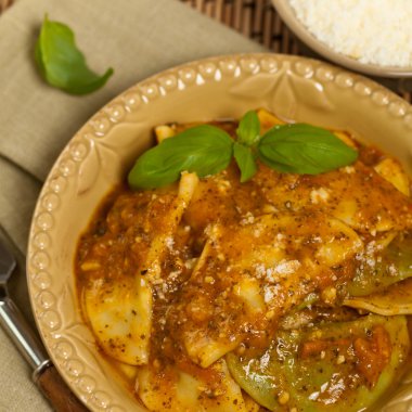 Ravioli domates sosu ve parmesan peyniri ile