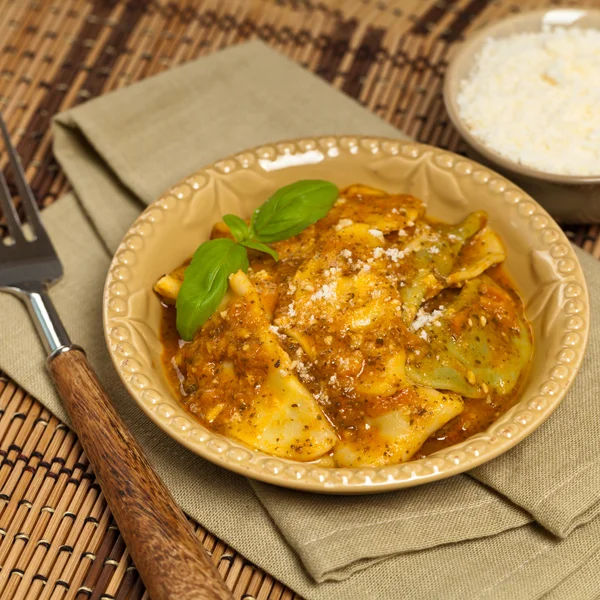 Ravioli mit Tomatensauce und Parmesan — Stockfoto
