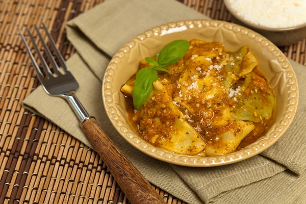 Ravioli mit Tomatensauce und Parmesan — Stockfoto