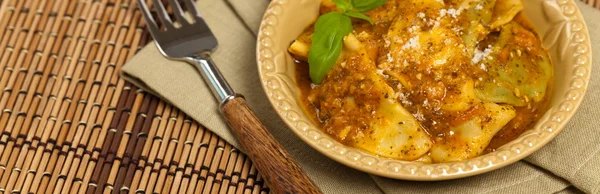 Ravioli met tomaten saus en Parmezaanse kaas — Stockfoto