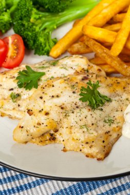 Balık yemek - ile sebze kızarmış balık filetosu