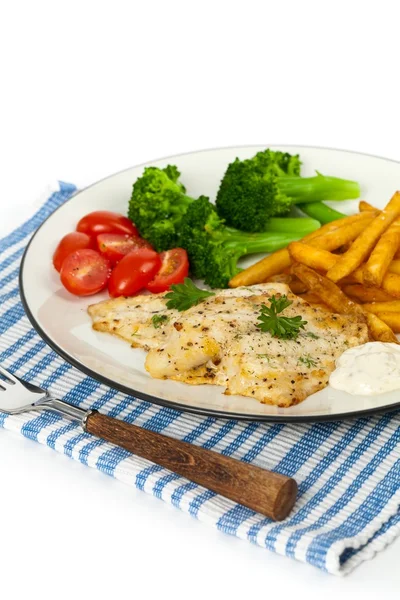 Assiette à dîner avec poisson blanc grillé — Photo