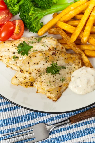 Fish dish - fried fish fillet with vegetables — Stock Photo, Image