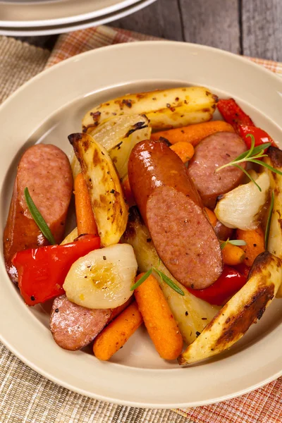 Dîner aux pommes de terre et saucisses — Photo