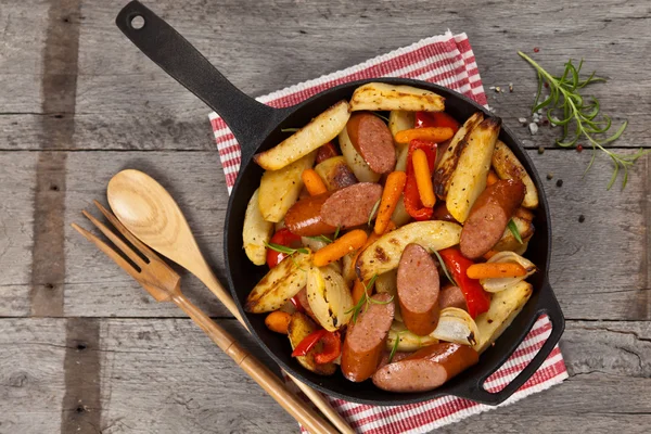 Dîner aux pommes de terre et saucisses — Photo