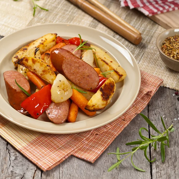 Dîner aux pommes de terre rôties et aux saucisses — Photo