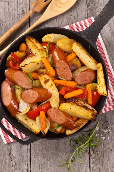 Pieczone ziemniaki i kiełbasa kolacja — Zdjęcie stockowe