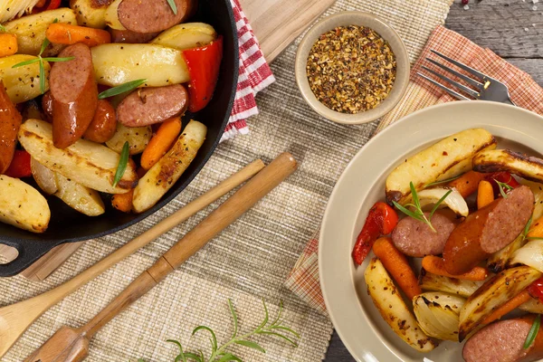 Kavrulmuş patates ve sosis yemek — Stok fotoğraf