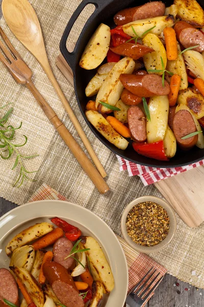 Dîner aux pommes de terre rôties et aux saucisses — Photo