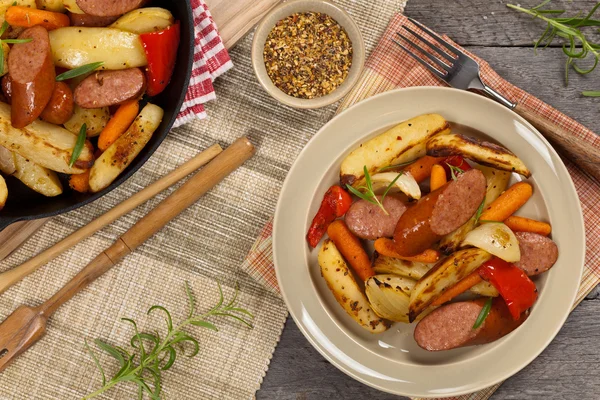 Pieczone ziemniaki i kiełbasa kolacja — Zdjęcie stockowe
