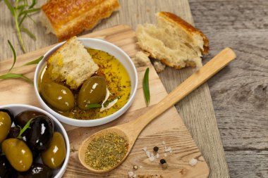 İtalyan yemekleri meze ekmek ve zeytinyağı