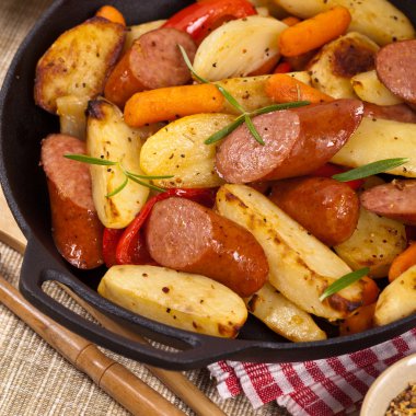 Patates ve sosis yemek