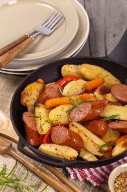 Patates ve sosis yemek