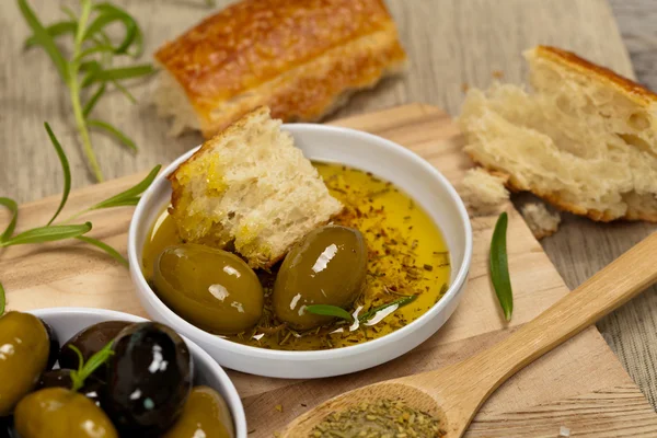 Італійська їжа закуска хліб і оливкове масло — стокове фото