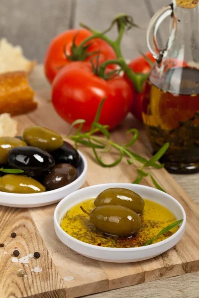 Italiaans eten voorgerecht brood en olijfolie — Stockfoto