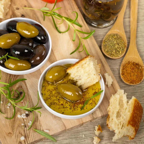 Хлеб с оливковым маслом — стоковое фото
