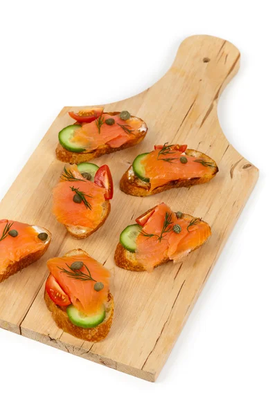Canapés de comida para dedos con salmón ahumado — Foto de Stock