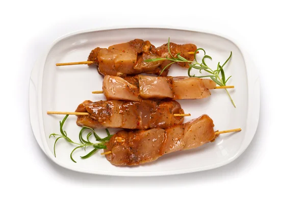 Brochetas de pollo crudo — Foto de Stock