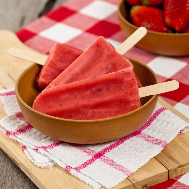 Dondurulmuş çilek meyve barlar