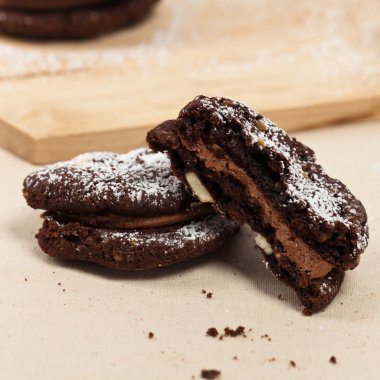 Çikolatalı sandviç kurabiye