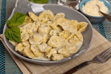 Kremalı Tortellini Alfredo