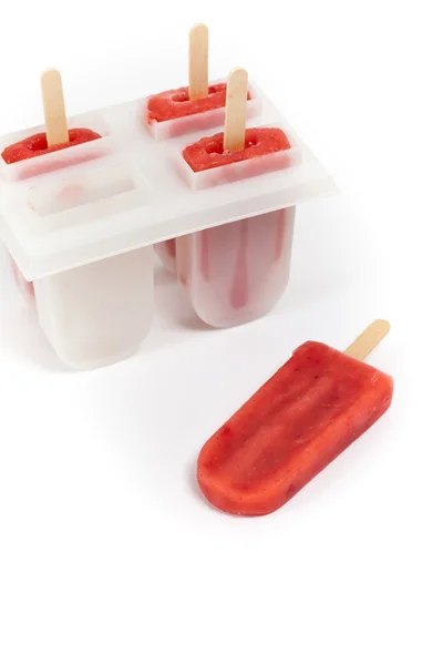 Eis am Stiel gefrorene Erdbeerfruchtriegel — Stockfoto