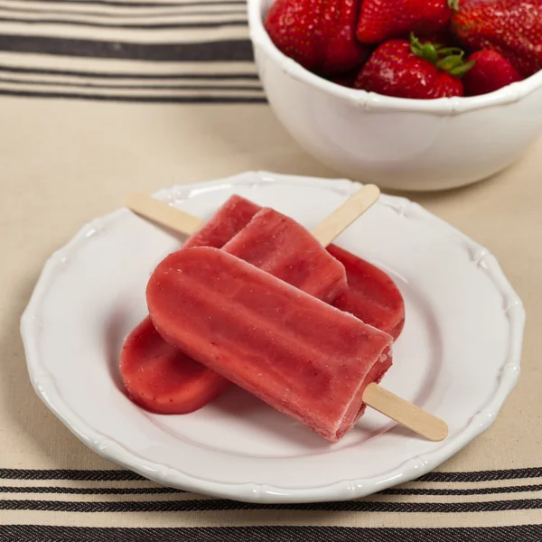 冷凍イチゴ果実バー — ストック写真