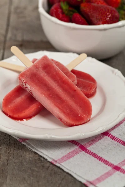冷凍イチゴ果実バー — ストック写真