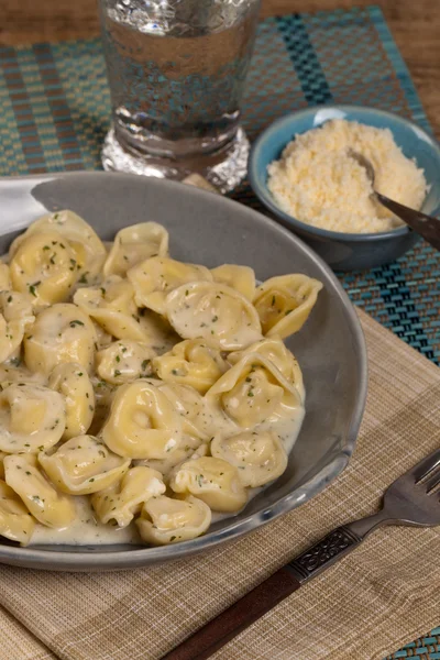 Alfredo kremowy Tortellini — Zdjęcie stockowe