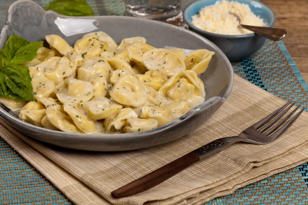 Krämig Tortellini Alfredo — Stockfoto