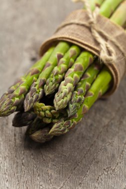 Bir sürü taze kuşkonmaz.